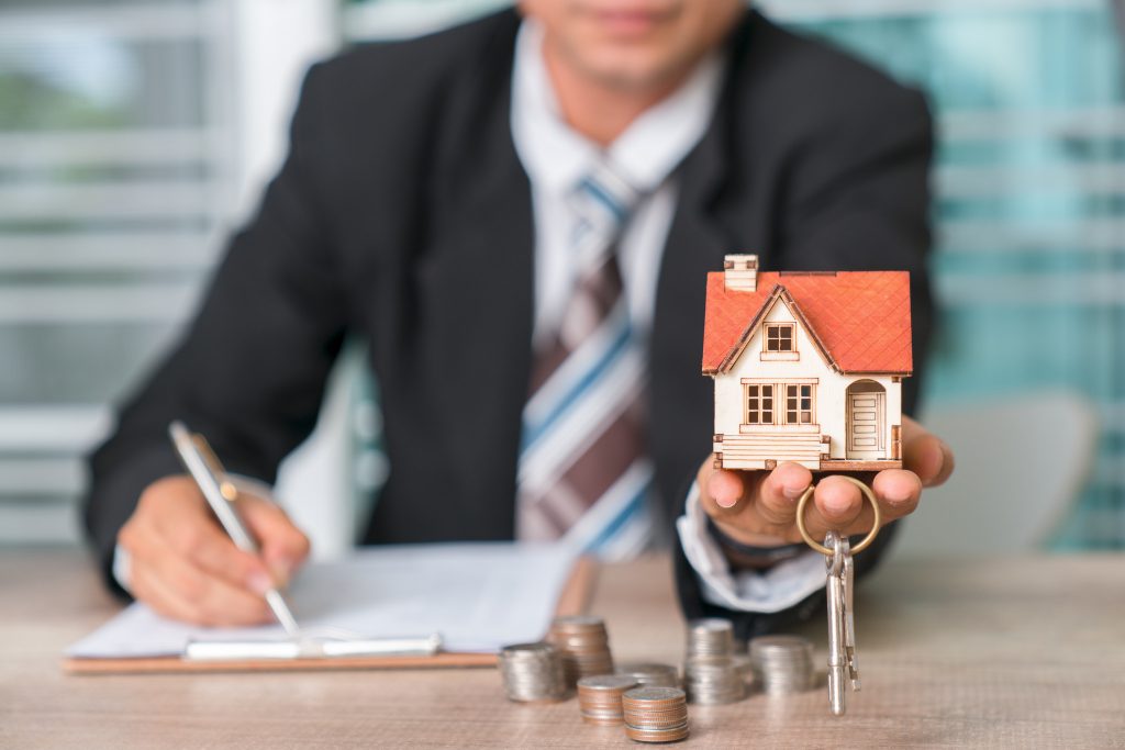 Agente imobiliário mostrando propriedade